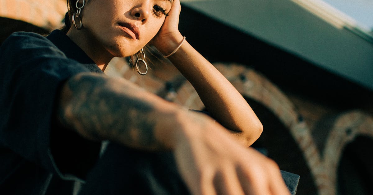 How to Use Moisturizers to Support Eyebrow Pigment Retention